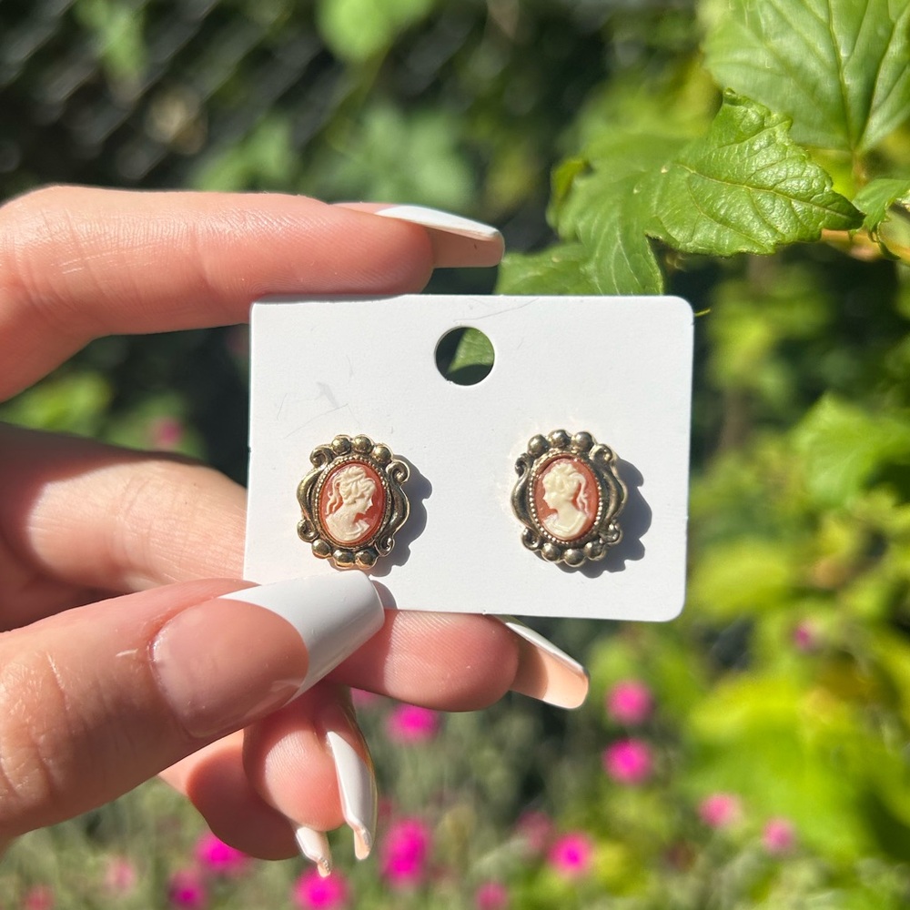 Vintage gold cameo stud earrings
